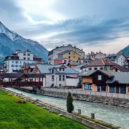Petit Dru - Mezzanine With Mont Blanc شامونكس